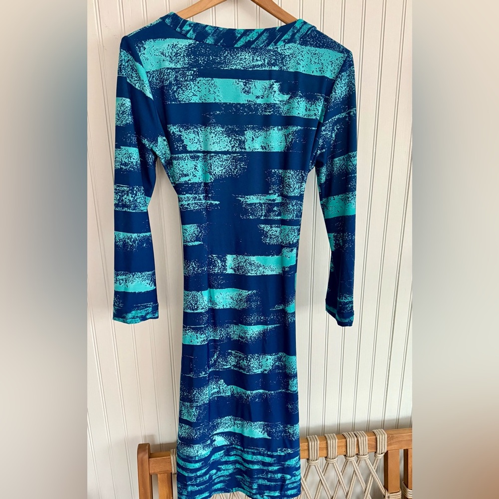 BCBGMaxAzria Wrap Dress Size Small Navy and Aqua Patterned - Picture 4 of 4